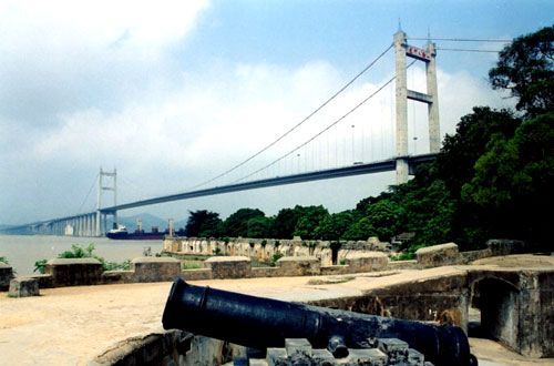 横跨珠江口的“虎门大桥”